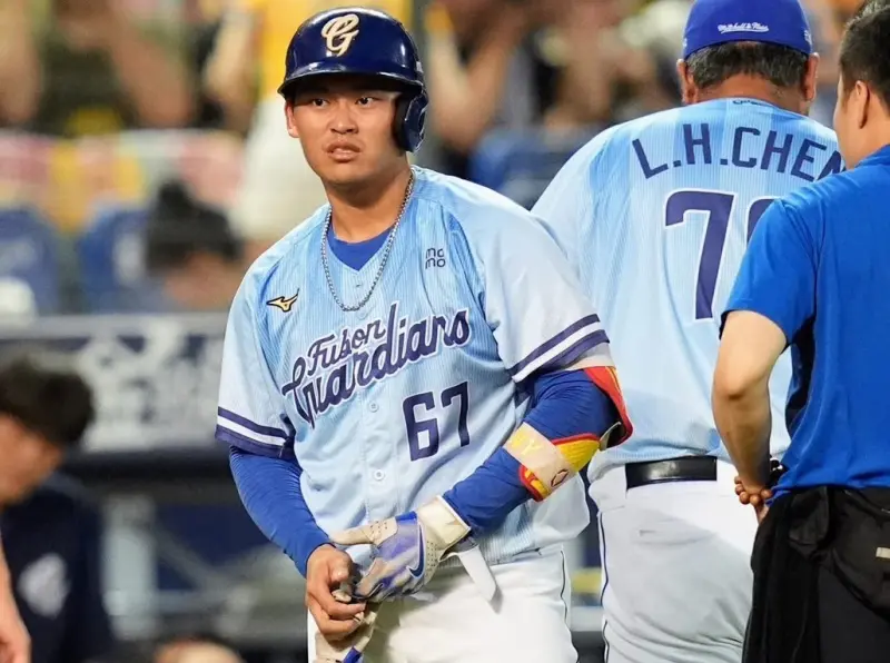 ▲富邦悍將辛元旭回一軍不到1個月，22日挨觸身球，造成手指骨折，預計休8週。（圖／富邦悍將提供）