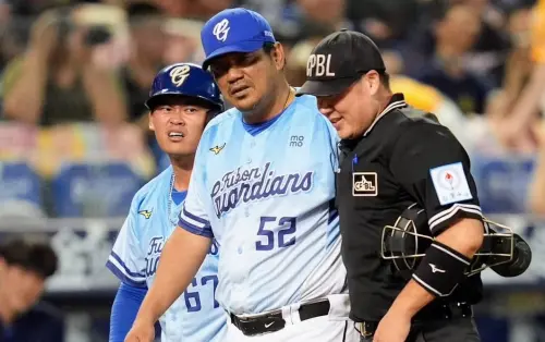 ▲富邦悍將辛元旭(左)回一軍不到1個月,22日挨觸身球,造成手指骨折,預計休8週。(圖/富邦悍將提供) ▲富邦悍將辛元旭(左)回一軍不到1個月,22日挨觸身球,造成手指骨折,預計休8週。(圖/富邦悍將提供)