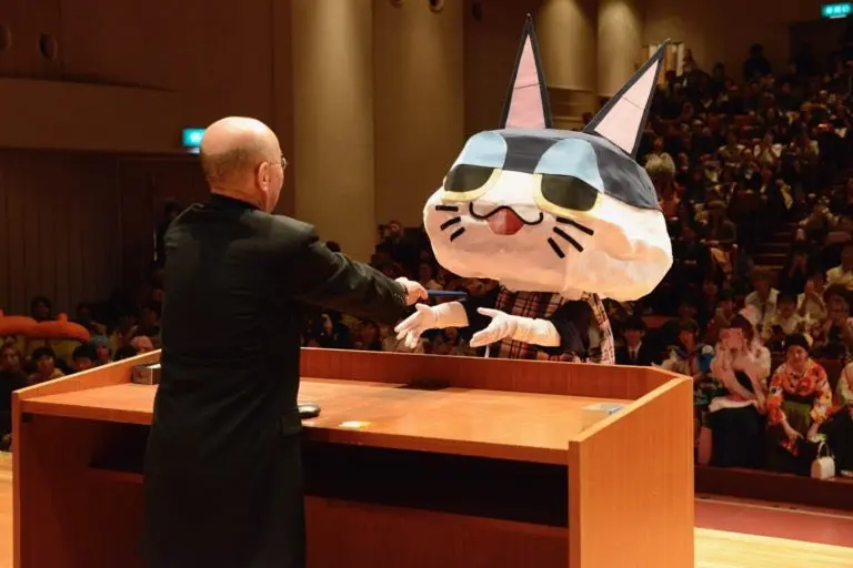 ▲2020年京都藝術大學畢業典禮上，有扮成貓咪領獎的學生，時至今日都是熱門梗圖。（圖/社群平台Ｘ）