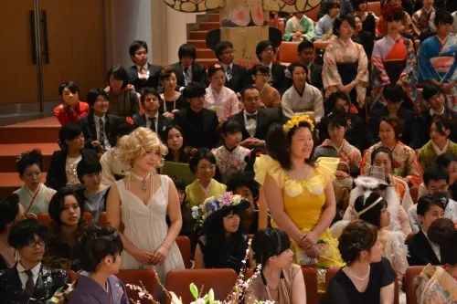 ▲京都藝術大學的畢業生每年都會在畢業典禮上盛裝打扮。(圖/社群平台X) ▲京都藝術大學的畢業生每年都會在畢業典禮上盛裝打扮。(圖/社群平台X)