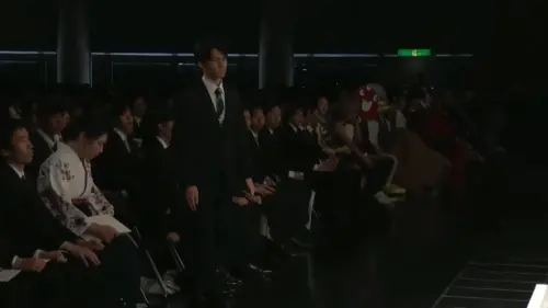 ▲2025年京都大學畢業典禮「卒業式」上,中間坐著許多學院代表優秀學生,這些男學生還是穿上西裝,女學生則是日本傳統服飾「袴」。但一旁還是能看到其他已經盛裝打扮的搞怪可愛學生們。 ▲2025年京都大學畢業典禮「卒業式」上,中間坐著許多學院代表優秀學生,這些男學生還是穿上西裝,女學生則是日本傳統服飾「袴」。但一旁還是能看到其他已經盛裝打扮的搞怪可愛學生們。