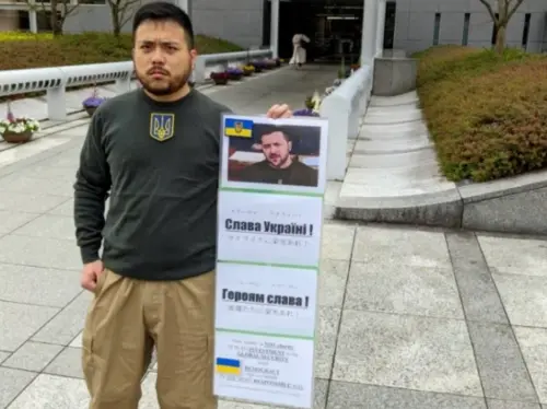 2023年京都大學畢業生扮演成澤倫斯基,在當年引發全球關注。(圖/ X@LohoG29i ) ▲2023年京都大學畢業生扮演成澤倫斯基,在當年引發全球關注。(圖/ X@LohoG29i )