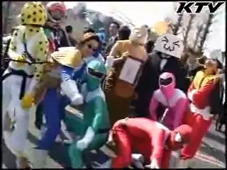 ▲20多年前,日本京都的許多大學就開始有部分學生發起在畢業典禮當天進行創意變裝的活動。(圖/ 翻攝畫面) ▲20多年前,日本京都的許多大學就開始有部分學生發起在畢業典禮當天進行創意變裝的活動。(圖/ 翻攝畫面)