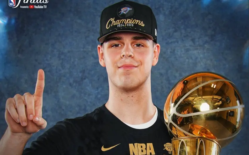 ▲雷霆19歲新秀Nikola Topic，在一場NBA都還未打過情況下，就隨隊奪下總冠軍，且由於他有被放在總冠軍賽登錄名單中，因而會獲得一枚冠軍戒指，還隨隊拍攝捧盃照。（圖／取自NBA X）