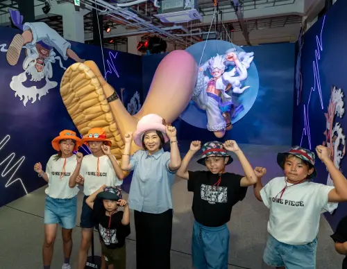 ▲日本超人氣漫畫《航海王ONE PIECE》為主題，縣長周春米與小朋友體驗航海王場景。（圖／屏東縣府提供）