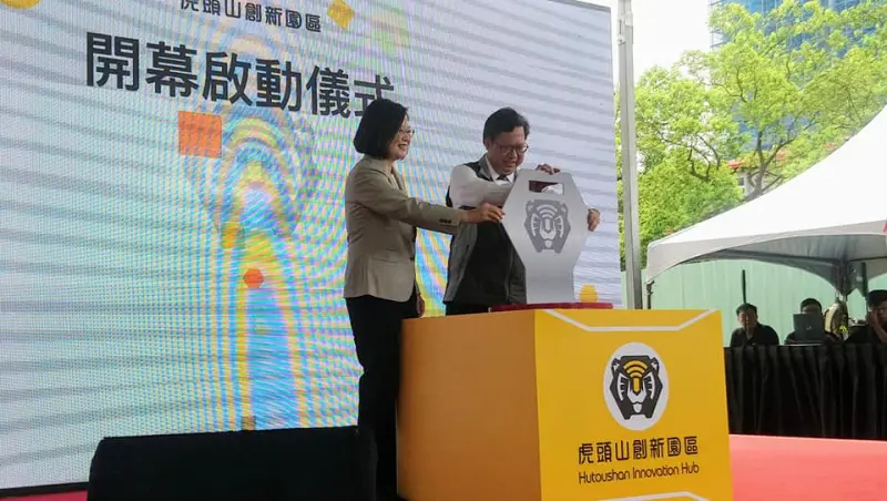 ▲前桃園市長鄭文燦（右）貪污案檢察官遭爆偽造錄音檔勘驗筆錄，有律師指出，法院可能會重新勘驗錄音檔這個原始證據。（圖／翻攝臉書）