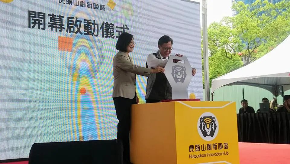 ▲前桃園市長鄭文燦（右）貪污案檢察官遭爆偽造錄音檔勘驗筆錄，有律師指出，法院可能會重新勘驗錄音檔這個原始證據。（圖／翻攝臉書）