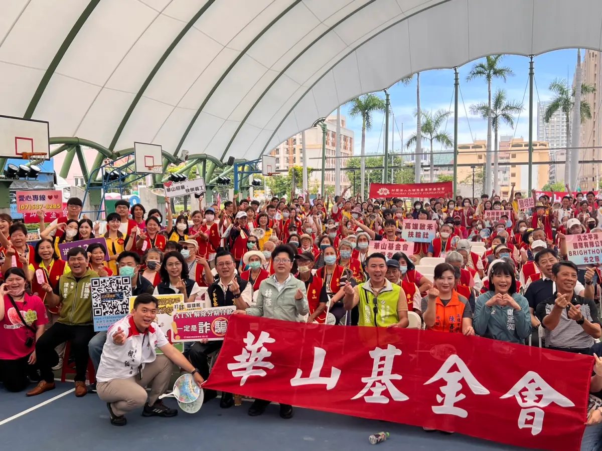 ▲高市警局少年隊少年警宣講團今天在隊長陳仁正的帶領下與華山基金會聯手，將最新、最正確的防詐觀念與知識傳遞給銀髮族。（圖／高市警局少年隊提供）