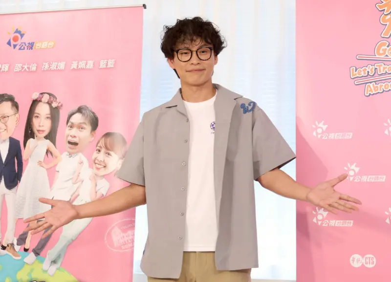 ▲黃鐙輝（如圖）出席《行！鬥陣出國去！》記者會被指「撞臉賀瓏」，他笑稱其實這造型是盧廣仲，表示外界對於所有一切的爭議不要未審先判，清官難斷家務事。（圖／記者朱永強攝）