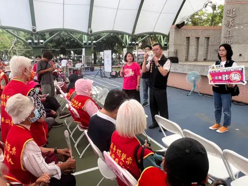 ▲少年隊長陳仁正與少年警宣講團成員以老人家熟悉的語言,分享真實案例,運用一看了然的宣導手拿板解析詐騙話術,守護長輩不受詐欺侵害。(圖/高市警局少年隊提供) ▲少年隊長陳仁正與少年警宣講團成員以老人家熟悉的語言,分享真實案例,運用一看了然的宣導手拿板解析詐騙話術,守護長輩不受詐欺侵害。(圖/高市警局少年隊提供)