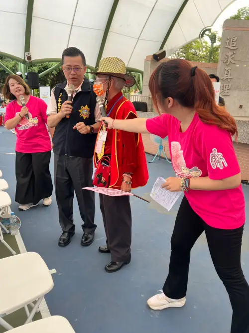 ▲宣講中,少年隊長陳仁正與少年警宣講團成員也不時與爺爺奶奶們親切互動,利用有獎徵答的方式深植防詐知識。(圖/高市警局少年隊提供) ▲宣講中,少年隊長陳仁正與少年警宣講團成員也不時與爺爺奶奶們親切互動,利用有獎徵答的方式深植防詐知識。(圖/高市警局少年隊提供)