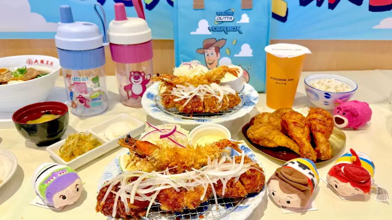▲王座國際餐飲旗下橋村炸雞、杏子豬排、京都勝牛大聯名，蜂蜜洋釀助攻業績爆賣增加2成，今年再度開吃！聯名玩具總動員30週年開搶胡迪、巴斯光年、三眼怪冷飲杯和保冷袋周邊商品，開抽中獎率100%扭蛋。（圖／記者蕭涵云攝）