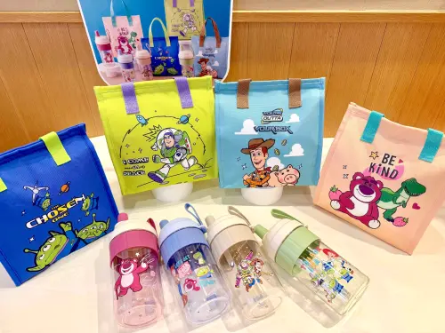 ▲《玩具總動員》30週年聯名8大周邊商品，冷飲杯、保冷袋分兩波開搶。（圖／記者蕭涵云攝）