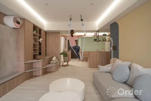 ▲歐德傢俱結合收納與吊床設計，打造可運動、可放鬆的多功能客廳空間，滿足親子共樂與日常舒壓需求。