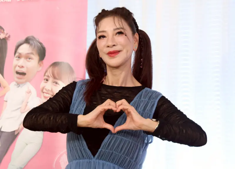 ▲楊繡惠出席《行！鬥陣出國去！》記者會，透露在國外的行情比在台灣好，但某回在峇里島碰上半裸帥哥搭訕，最後對方竟跟她開價，氣得她用英語回絕。她也稱近來拜月老連擲筊都不敢，就怕擲無筊。（圖／記者朱永強攝）