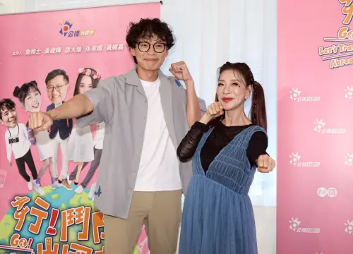 ▲黃鐙輝(左)與楊繡惠(右)為了《行!鬥陣出國去!》一起到國外拍攝,更加了解彼此,交情變更好。(圖/記者朱永強攝) ▲黃鐙輝(左)與楊繡惠(右)為了《行!鬥陣出國去!》一起到國外拍攝,更加了解彼此,交情變更好。(圖/記者朱永強攝)