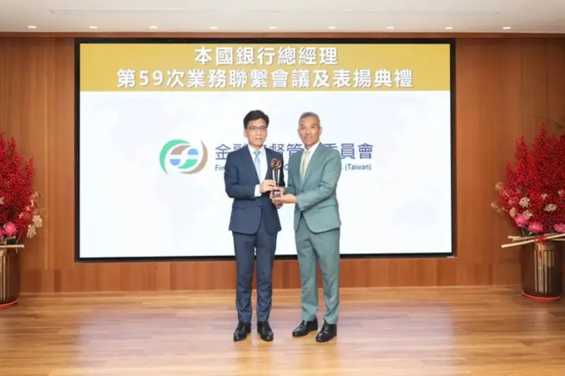 ▲金管會主委彭金隆（左）頒發「中小企業放款方案」績優銀行優等獎座，由玉山銀行總經理林隆政（右）受獎。（圖／玉山銀行提供）