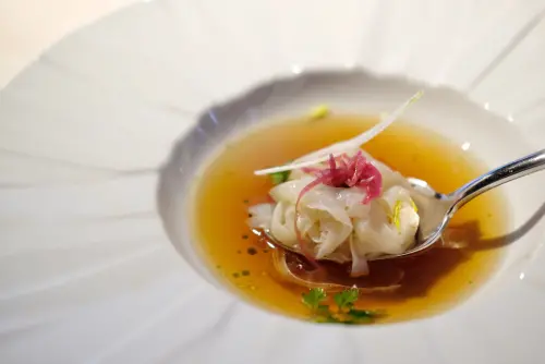 菜單就有70%以上食材源自台灣各地農場,且倡導「食材零浪費」概念,圖為「永續栽植蔬菜湯x花枝」。(圖/記者葉盛耀攝) ▲菜單就有70%以上食材源自台灣各地農場,且倡導「食材零浪費」概念,圖為「永續栽植蔬菜湯x花枝」。(圖/記者葉盛耀攝)