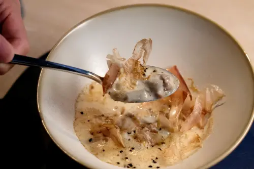 「隱藏在地平線下|燉牛頰 × 馬鈴薯巴菲」是以經典甜點「Parfait 芭菲」為靈感來研發。(圖/記者葉盛耀攝) ▲「隱藏在地平線下|燉牛頰 × 馬鈴薯巴菲」是以經典甜點「Parfait 芭菲」為靈感來研發。(圖/記者葉盛耀攝)