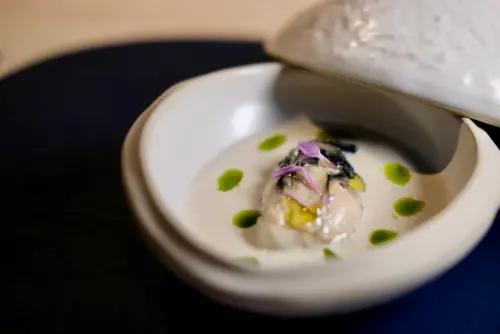 「浪來前的靜默|北海道厚岸生蠔 × 綠豆沙 × 椰奶」裡頭有肥美多汁的生蠔。(圖/記者葉盛耀攝) ▲「浪來前的靜默|北海道厚岸生蠔 × 綠豆沙 × 椰奶」裡頭有肥美多汁的生蠔。(圖/記者葉盛耀攝)