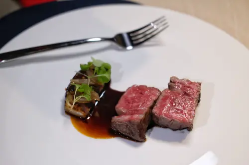 「酒酣耳熱之際|澳和三角×茄子×威士忌」吃得到香嫩的和牛肉。(圖/記者葉盛耀攝) ▲「酒酣耳熱之際|澳和三角×茄子×威士忌」吃得到香嫩的和牛肉。(圖/記者葉盛耀攝)