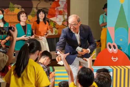 文薈館管理委員會主任委員暨中國信託慈善基金會副董事長陳國世化身「理財遊樂園園長」,與到場小朋友互動分享,金錢不只可以用來交易買東西,也能藉由消費的選擇培養正確價值觀。(圖/中信銀行提供) ▲文薈館管理委員會主任委員暨中國信託慈善基金會副董事長陳國世化身「理財遊樂園園長」,與到場小朋友互動分享,金錢不只可以用來交易買東西,也能藉由消費的選擇培養正確價值觀。(圖/中信銀行提供)