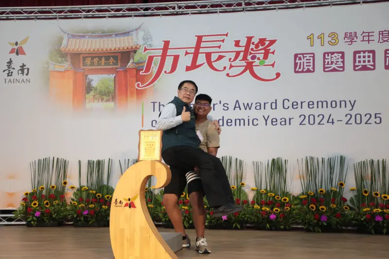 ▲「市長陪你拍」市長獎頒獎典禮，第5場次今天舉行，市長黃偉哲日前雖然配合同學遭率四腳朝天今天仍不畏懼的配合同學公主抱。(圖／南市府提供)