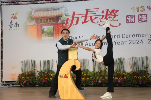 ▲「市長陪你拍」現場學生也發揮創意與市長合影,有人表演一字馬充分展現個人特色,現場氣氛熱絡又溫馨。(圖/南市府提供) ▲「市長陪你拍」現場學生也發揮創意與市長合影,有人表演一字馬充分展現個人特色,現場氣氛熱絡又溫馨。(圖/南市府提供)