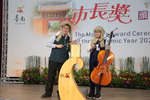 ▲「市長陪你拍」現場學生也發揮創意與市長合影,有人表演大提琴,充分展現個人特色。(圖/南市府提供) ▲「市長陪你拍」現場學生也發揮創意與市長合影,有人表演大提琴,充分展現個人特色。(圖/南市府提供)