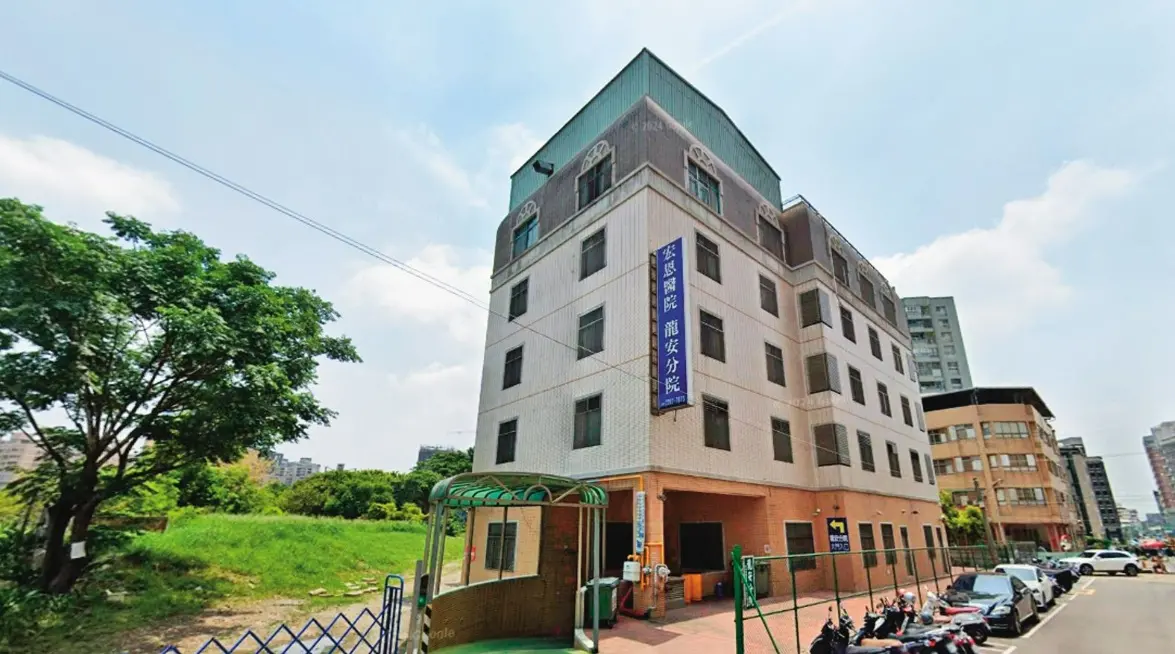 ▲身揹3條人命、遭法院判刑20年的陳豪傑在宏恩醫院龍安分院，接受監護處分時刺傷護理師。（圖／翻攝Google Maps）