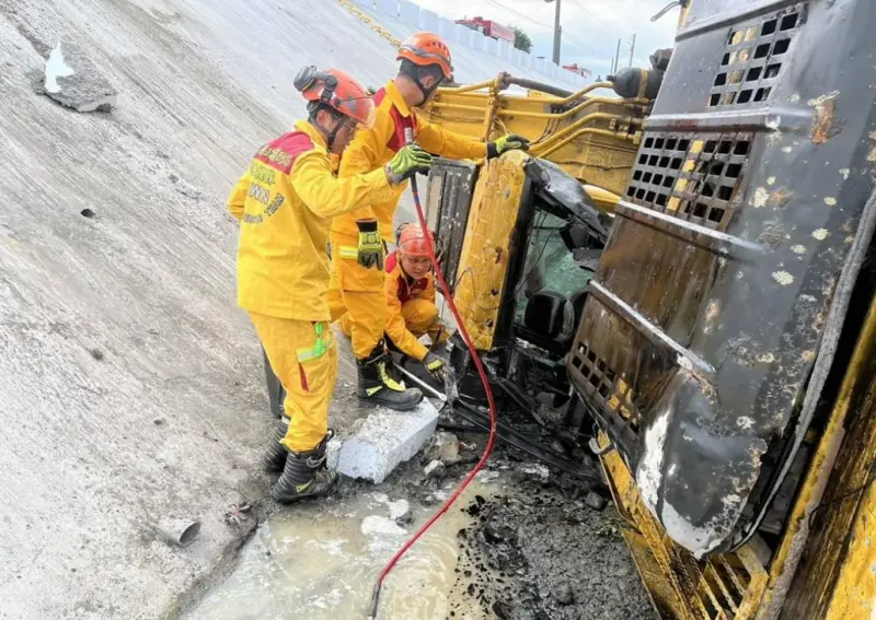 ▲屏東市與萬丹鄉交界河堤發生怪手墜落河堤事故，駕駛被壓住不幸身亡。（圖／屏東縣消防局提供）