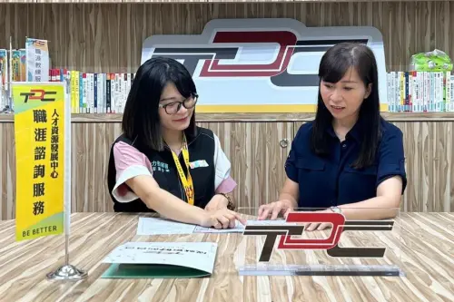 ▲高屏澎東分署人才資源發展中心講師教導學員的情形。(圖/勞動部高屏澎東分署提供) ▲高屏澎東分署人才資源發展中心講師教導學員的情形。(圖/勞動部高屏澎東分署提供)