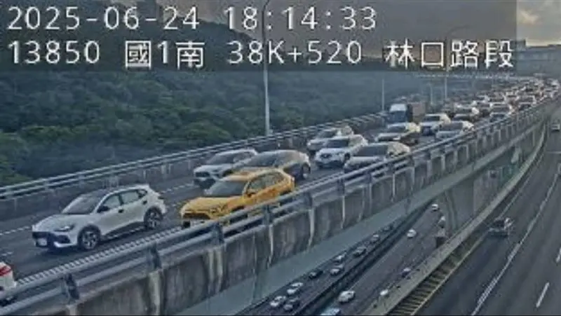 ▲國道1號今（24）日接近傍晚時間發生嚴重車禍。（圖／翻攝國道即時影像）