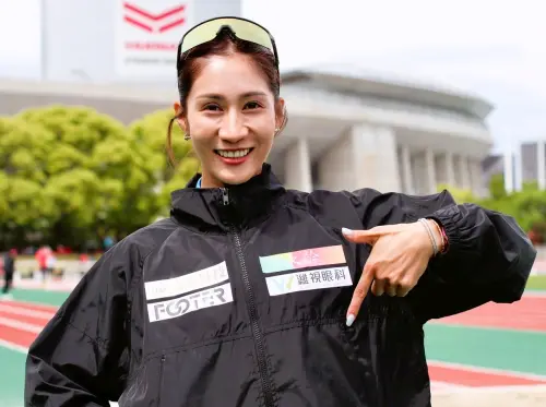 ▲　羅佩琳在賽場上穿著印有「濰視眼科」等贊助品牌的外套亮相，感謝企業支持讓她無後顧之憂地全力備戰亞運。（圖／查爾斯運動行銷提供）