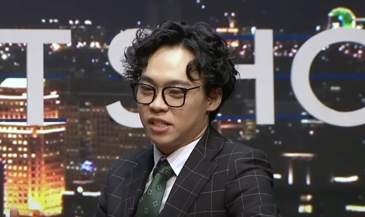 ▲喜劇演員賀瓏（如圖）近期捲入與已故前女友天殘的感情風波，豈料在公開其遺書後，遭到同行林妍霏指控根本是為了自保，對此共同好友凱莉也發聲，力挺林妍霏，「抱一個，愛妳。」（圖／STR Network YouTube）