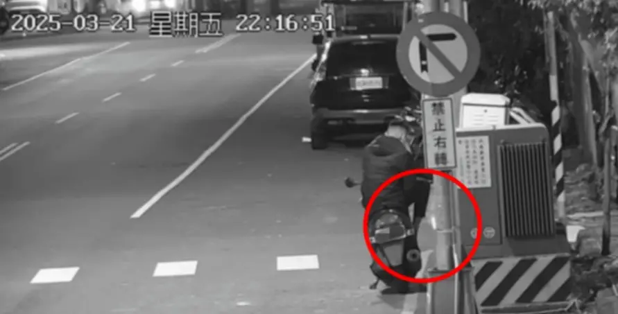 ▲高雄市環保局於左營區文莊路與文奇路口架設攝影機，並拍下高雄男90分鐘亂丟15根煙蒂的行為。（圖／翻攝畫面）