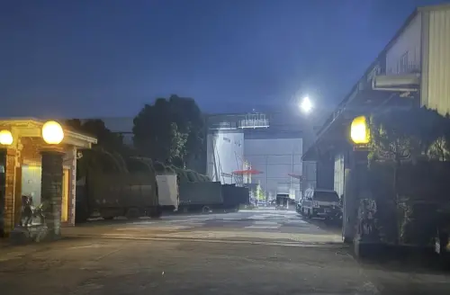 ▲賀瓏今（24）日在林口的片廠參與節目錄製，晚上還在片廠的攝影棚內。（圖／記者蘇詠智攝）