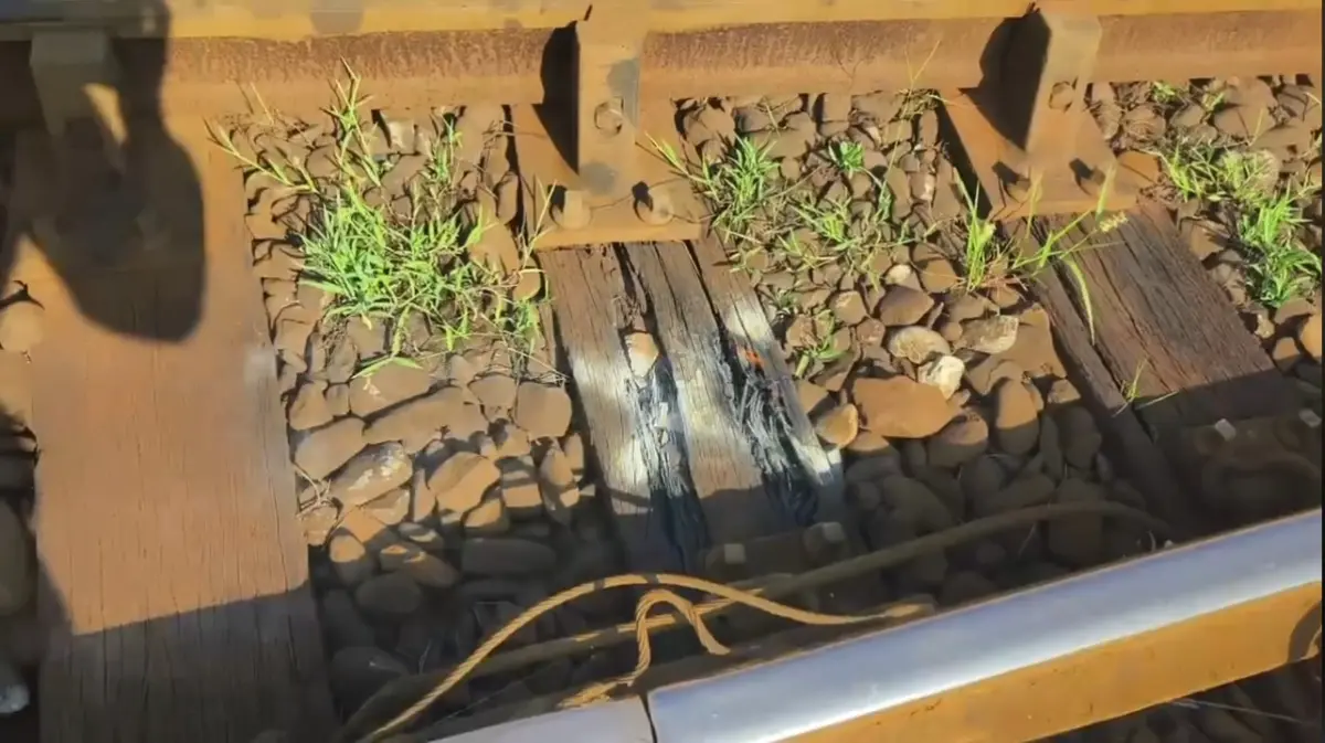 ▲今（24）日台鐵花蓮站有三根木枕突起火燃燒。（圖／讀者提供）