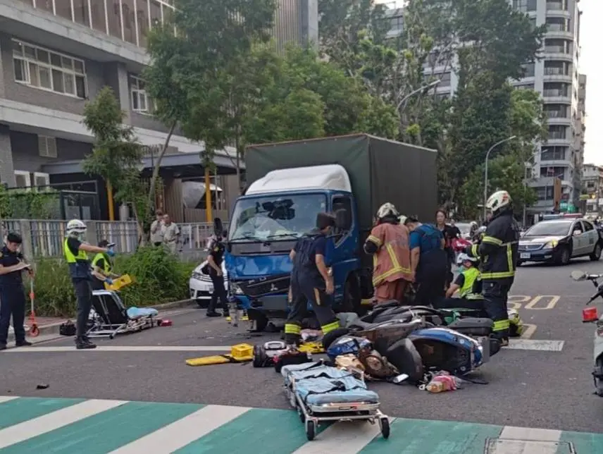 ▲34歲蔡男駕駛小貨車行經板橋區成都街與重慶路口時，不明原因高速追撞前方停等紅燈的4輛機車，釀成4名騎士受傷，其中1名騎士昏迷。（圖／警方提供）