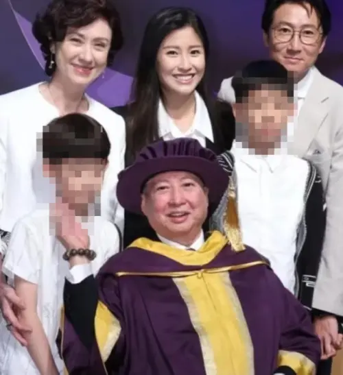 洪金寶開通抖音!滿頭白髮坐輪椅現況曝光(圖/洪金寶抖音) ▲洪金寶開通抖音!滿頭白髮坐輪椅現況曝光(圖/洪金寶抖音)