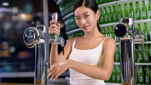 ▲海尼根去年愚人節曾推出Heineken® Smootheriser「海尼根星銀極效輕盈乳液」啤酒乳液。 （圖／海尼根提供）