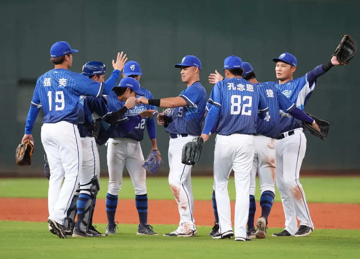 ▲富邦悍將自淘汰後近11戰拿5勝，勝率逼近5成，昨戰甚至5：0橫掃龍頭統一獅，幫助第2的中信兄弟將勝差追近至0.5場，富邦悍將不僅成為影響上半季冠軍的關鍵X因子，同期間勝率甚至高過排名第4的味全龍。（圖／富邦悍將提供）
