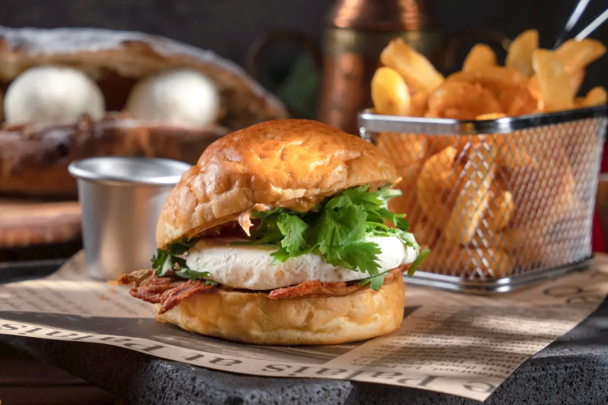 ▲君品酒店茶苑餐廳自7月1日起至8月31日推出「夏日冰淇淋派對」，將冰淇淋融入漢堡等各式美式餐點中，像是冰淇淋漢堡內除了香草冰淇淋，還有培根與香菜。（圖／君品酒店提供）