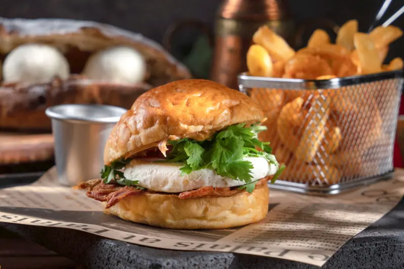 ▲君品酒店茶苑餐廳自7月1日起至8月31日推出「夏日冰淇淋派對」，將冰淇淋融入漢堡等各式美式餐點中，像是冰淇淋漢堡內除了香草冰淇淋，還有培根與香菜。（圖／君品酒店提供）