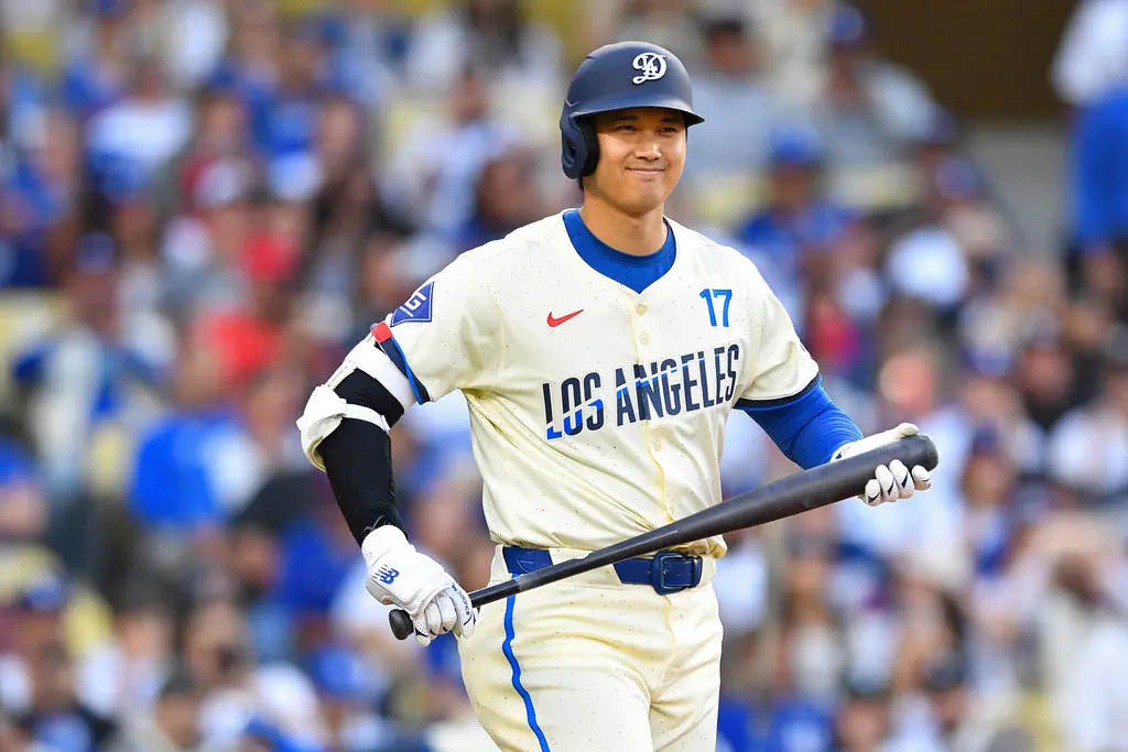 ▲洛杉磯道奇隊球星大谷翔平在客場對上科羅拉多洛磯隊的比賽中，擊達成日美通算300支全壘打的里程碑，NHK轉播球評岩村明憲嘆其「怪力」，直言大谷輕鬆揮都能開轟，真不可思議。（圖／美聯社／達志影像）