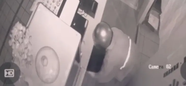 ▲台北市連鎖便當店保險箱被一名身穿雨衣的男子搬走。（圖／警方提供）