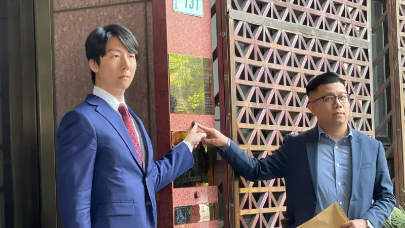 ▲吳崢上午在律師房彥輝律師陪同下，前往北檢告發台東立委黃建賓違反選罷法，並回應「雜質說」。（圖／記者陳佩君攝，2025.06.25）