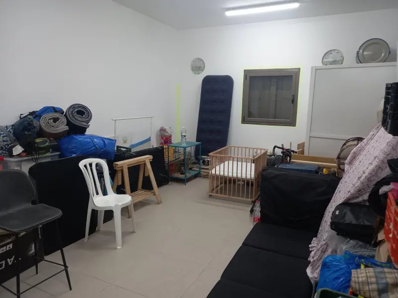 ▲以伊戰爭正式停火,圖為以色列大樓防空避難室,當飛彈警報響起,大樓的民眾通通都要到這裡避難。(圖/貿協提供)