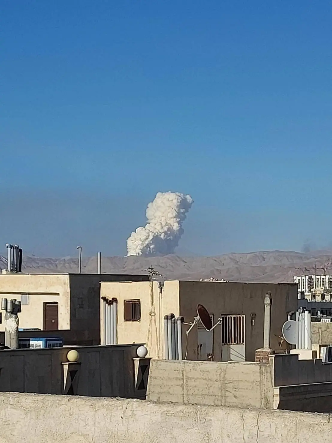 ▲以伊戰爭暫停，孫經權在當地所拍攝的影像，包括德黑蘭遭以色列軍隊轟炸畫面，以及高樓大廈被炸後受損畫面。（圖／貿協提供）