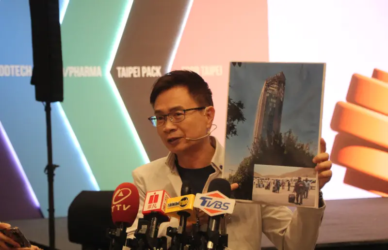 ▲黃志芳隨即也秀出孫經權在當地所拍攝的影像,包括德黑蘭遭以色列軍隊轟炸畫面,以及高樓大廈被炸後受損畫面。(圖/記者鍾泓良攝影)